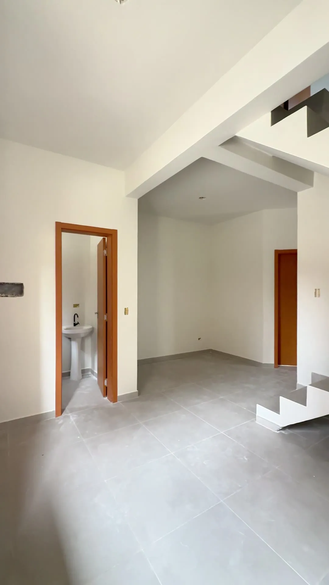 Térreo com vista para o lavabo e a cozinha